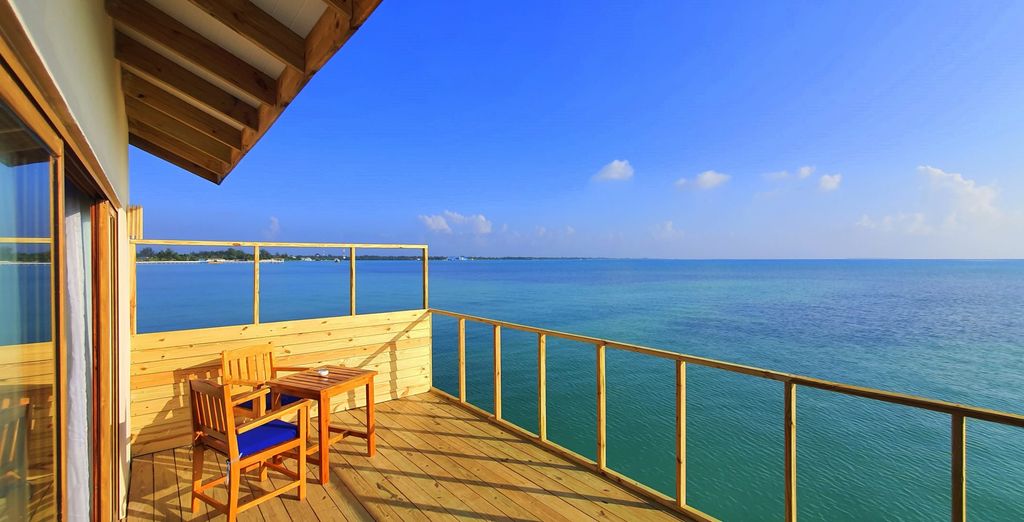 Tropische Insel der Malediven mit weißem Sandstrand und Palmen