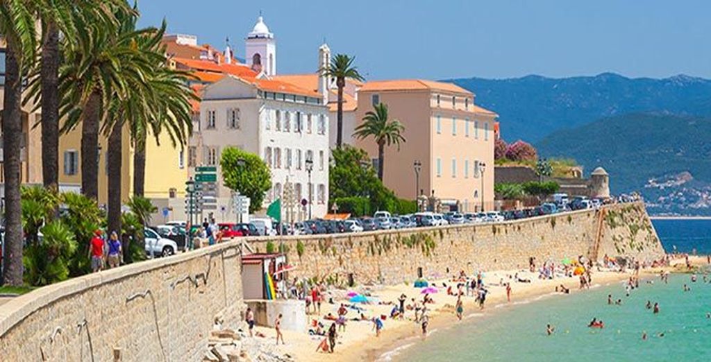 Le front de mer d'Ajaccio, ses palmiers et sa plage urbaine au fond du golfe, en Corse