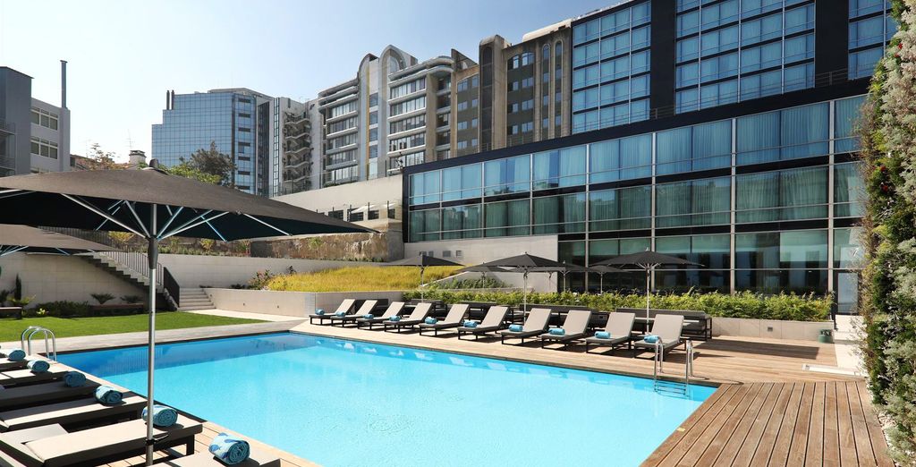 Piscine et terrasse de l'Iberostar Selection Lisboa 5 étoiles, à Lisbonne