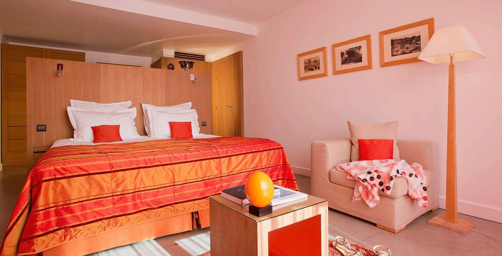Hôtel pour des vacances de luxe avec chambre double au lit confortable, piscine face à la mer méditerranée et terrasse