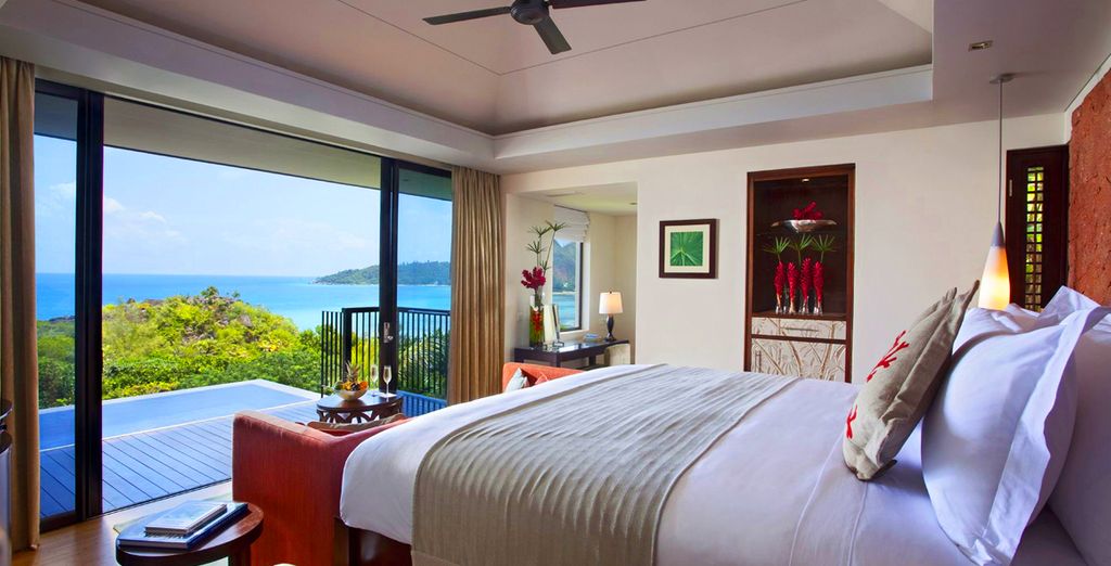 Hôtel de luxe cinq étoiles aux Seychelles avec lit douche tout confort, piscine privée et vue sur l'océan Indien