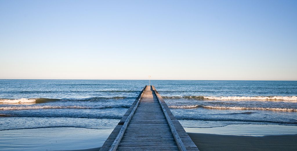 Plage de sable et mer peu profonde sur la côte adriatique vénitienne, à hauteur de Bibione