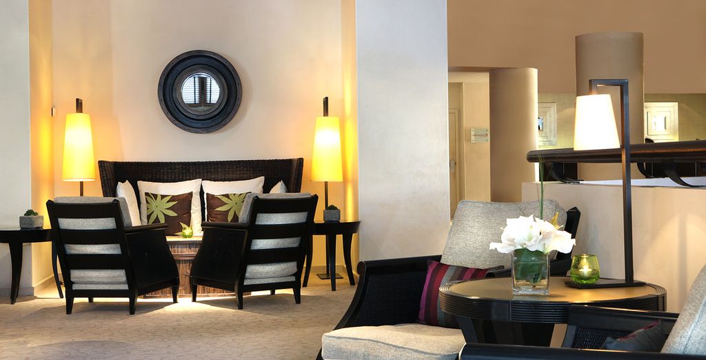 Hôtel de luxe tout confort avec espace détente et lit double donnant vue sur la mer méditerranée