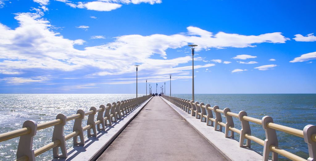 Le pontile de Forte dei Marmi s'avançant dans la mer Ligure, en Versilia