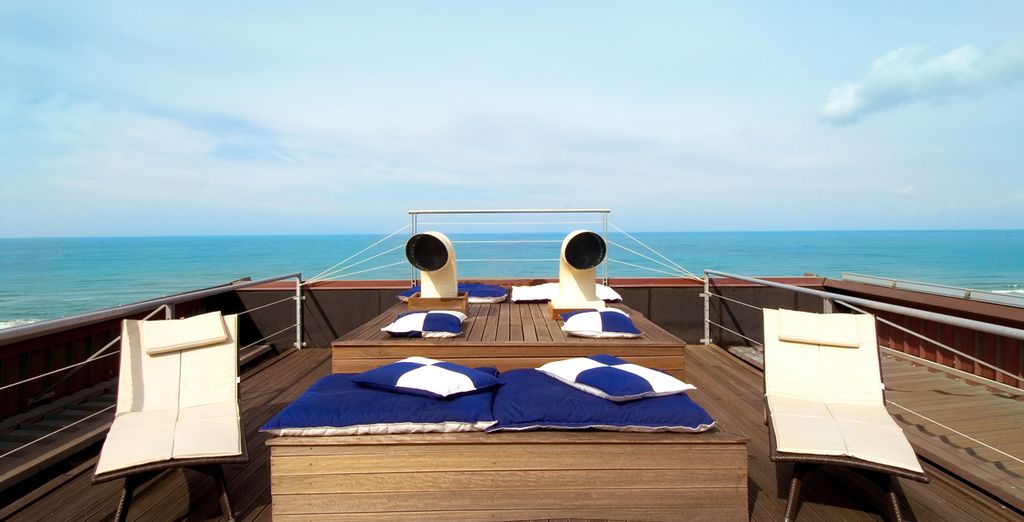 Terrasse sur le toit de l'Hôtel Astor 4 étoiles, face à la mer à Viareggio