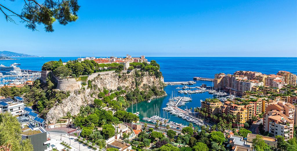 Paysage de Monaco et côtes rocheuses donnant sur la mer méditerranée