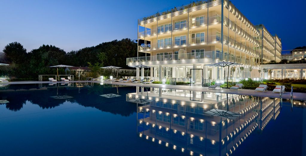 Hôtel Una Versilia 4 étoiles à Lido di Camaiore, piscine et façade contemporaine