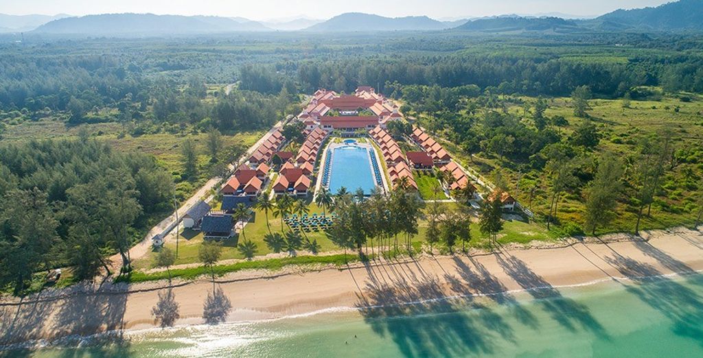 Cachet Resort Dewa Phuket 5* + Holiday Inn Phi Phi 4* + Le Menara Khao Lak 5*