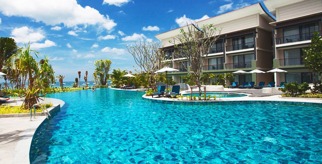 Maikhao Beach & Holiday Inn Phi Phi & Bangsak Merlin