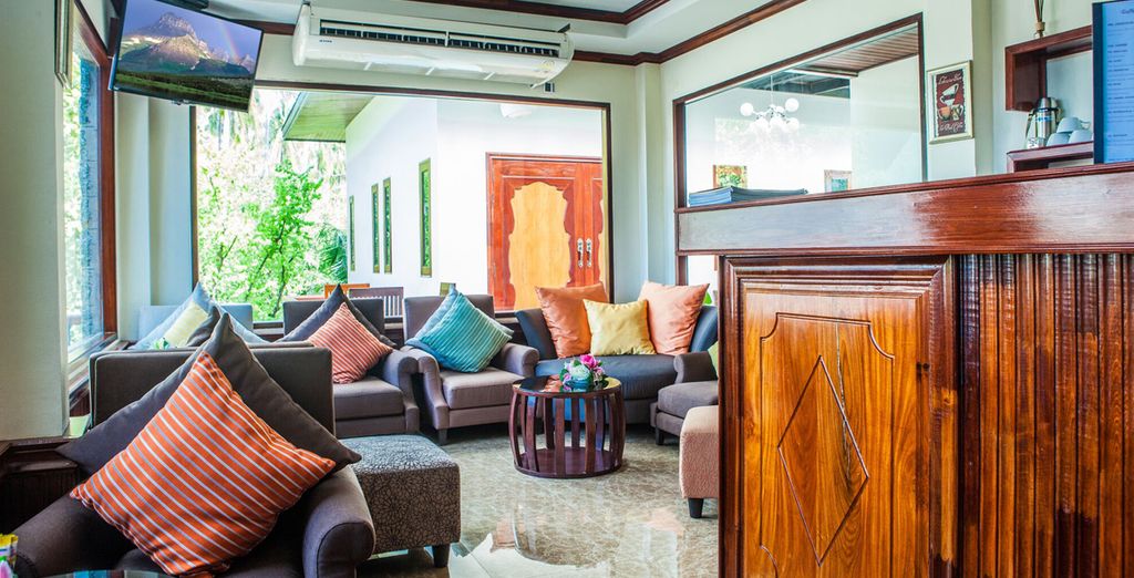 GLOW Pratunam Bangkok + T-Villa Phuket + The Leaf on the Sands Khao Lak 4*