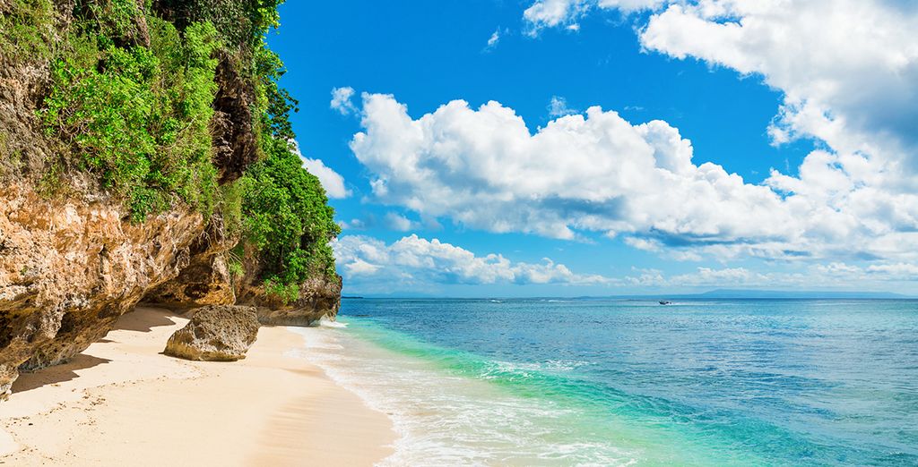 Fotografia delle spiagge di sabbia fine e delle acque turchesi di Bali, Indonesia