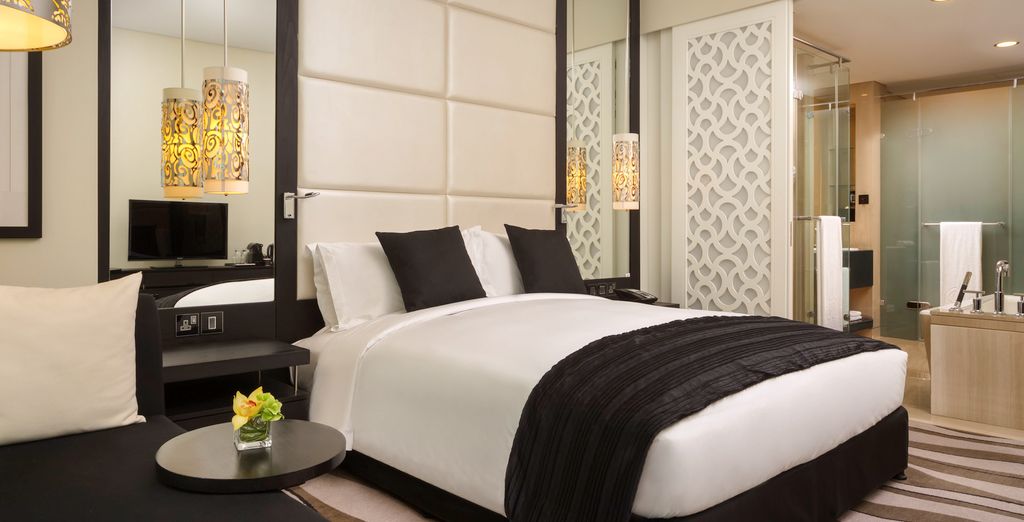Al Bustan Palace, A Ritz Carlton Hotel 5* con possibile soggiorno a Abu Dhabi