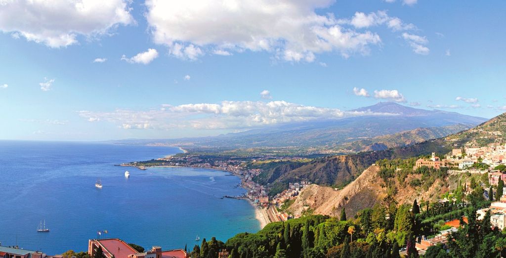 Paesaggio siciliano e verdi montagne a picco sul mare