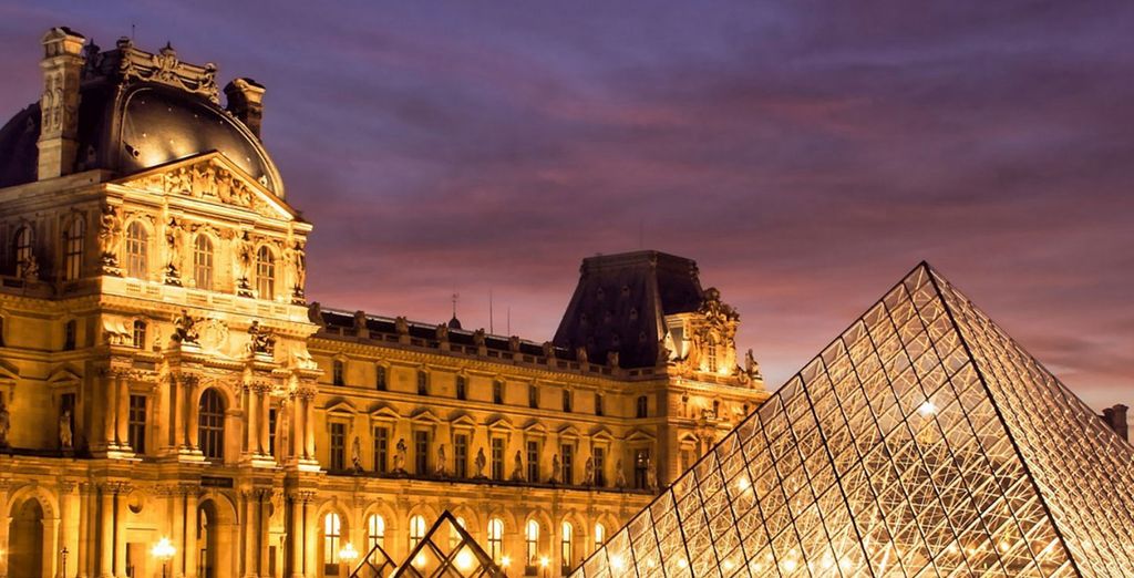 Fotografia della città di Parigi e del Museo del Louvre