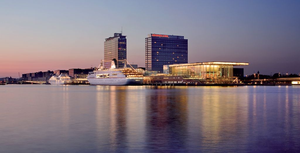 Hotel Movenpick Amsterdam City Centre 4*