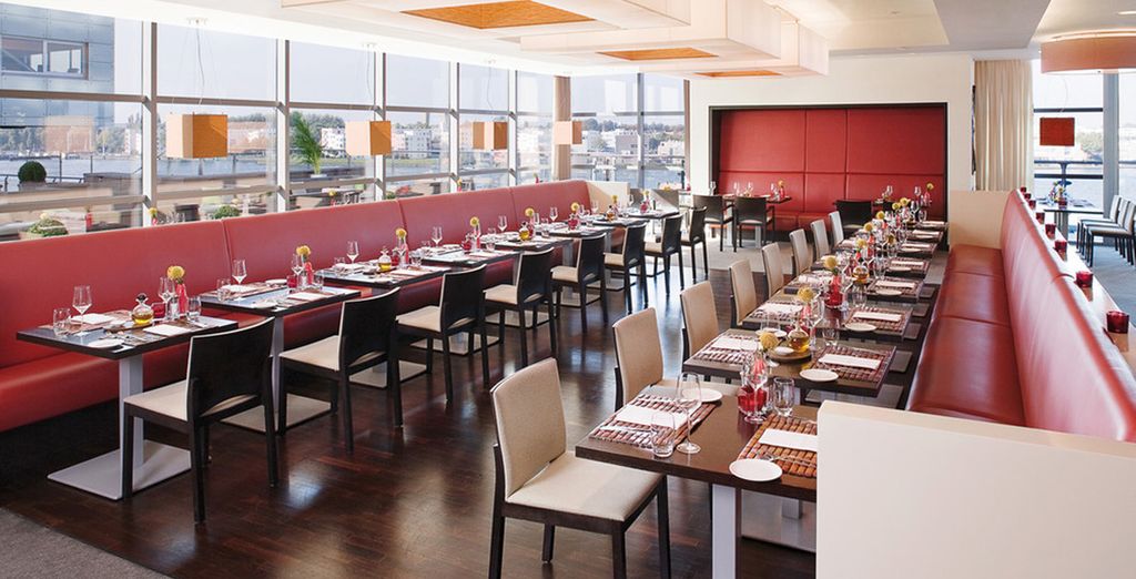 Hotel Movenpick Amsterdam City Centre 4*