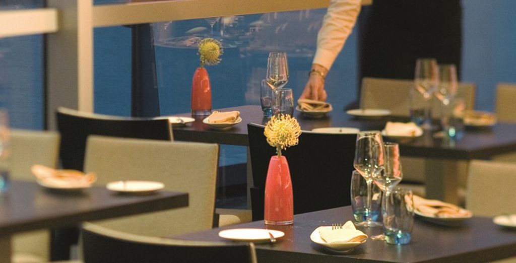 Hotel Movenpick Amsterdam City Centre 4*