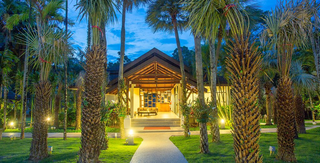 GLOW Pratunam Bangkok + T-Villa Phuket + The Leaf on the Sands Khao Lak 4*