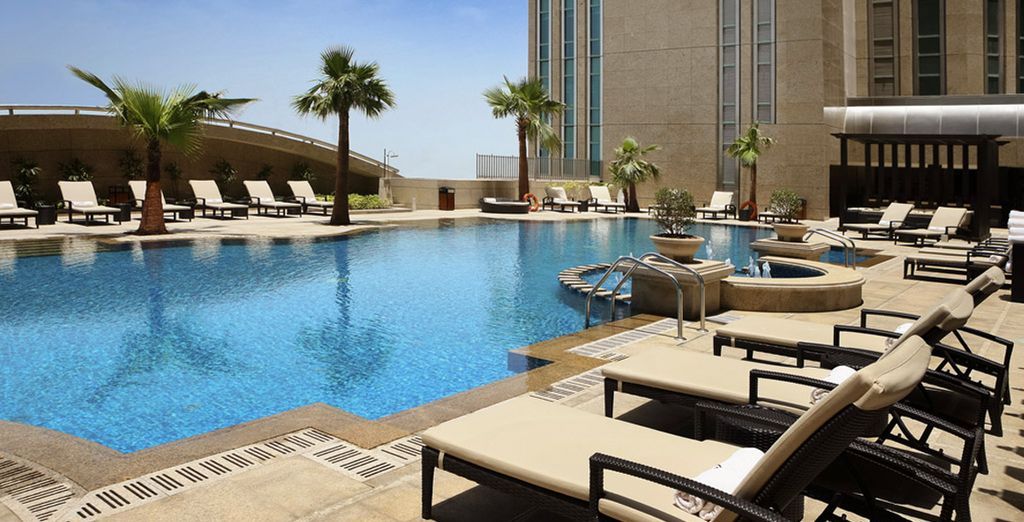 Al Bustan Palace, A Ritz Carlton Hotel 5* con possibile soggiorno a Abu Dhabi