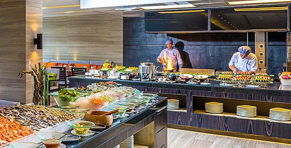 The Empress Premier Hotel Chiang Mai 5* + Holiday Inn Bangkok Sukhumvit 4* + Crowne Plaza Phuket Panwa Beach 5*