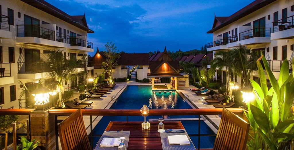 GLOW Pratunam Bangkok + T-Villa Phuket + The Leaf on the Sands Khao Lak 4*