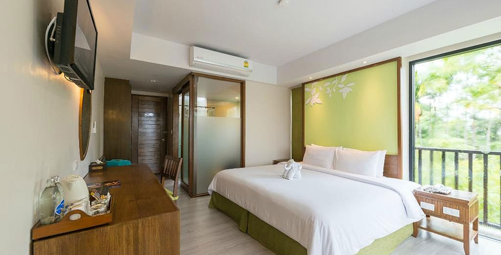 GLOW Pratunam Bangkok + T-Villa Phuket + The Leaf on the Sands Khao Lak 4*