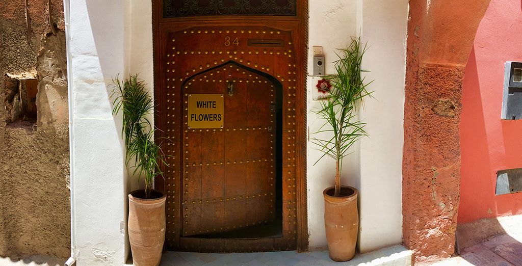 Riad White Flowers
