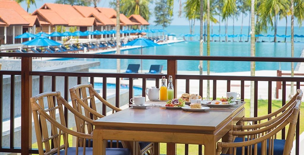 Cachet Resort Dewa Phuket 5* + Holiday Inn Phi Phi 4* + Le Menara Khao Lak 5*