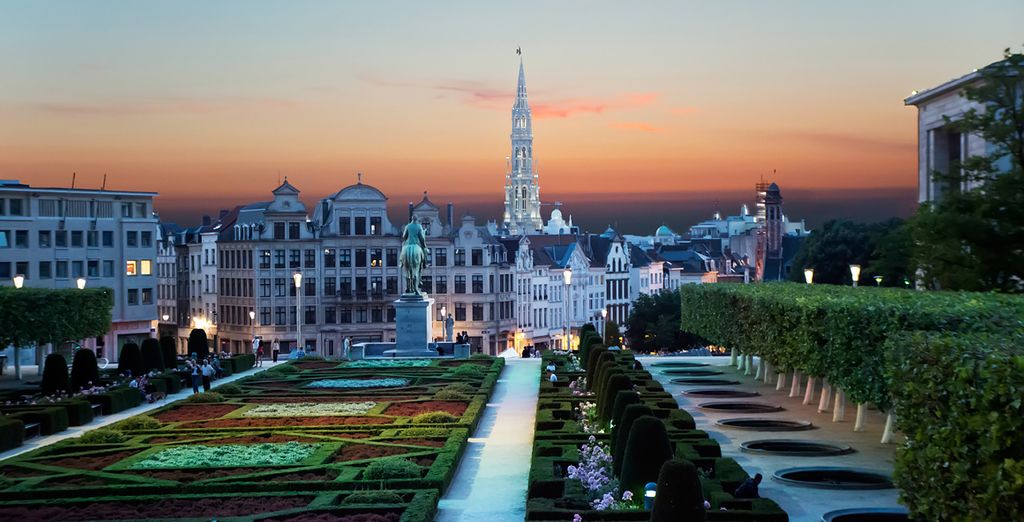 Explore the Grand Palace of Brussels by night