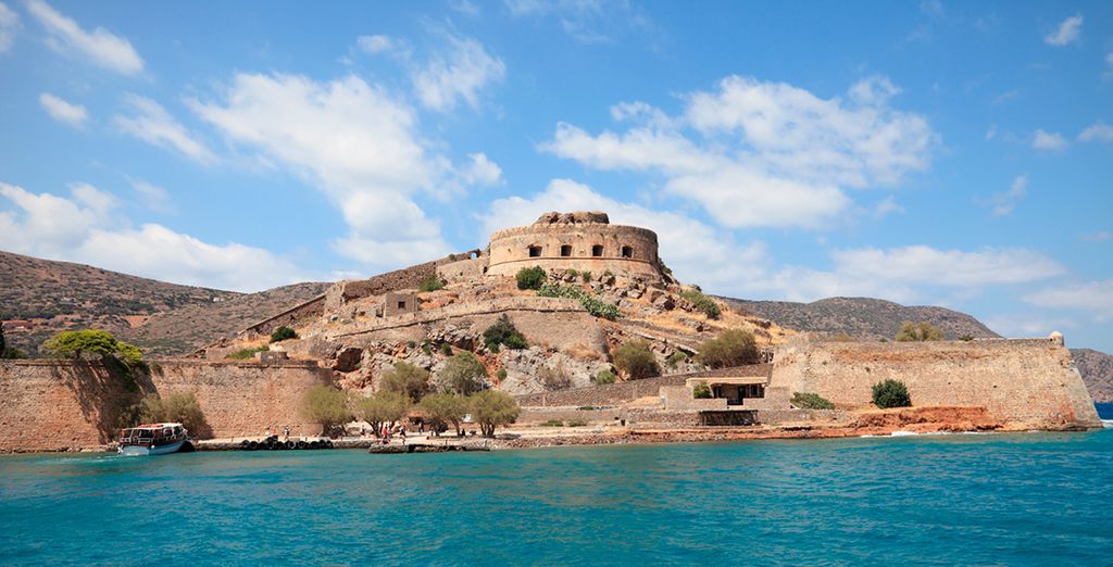 Explore Crete with its most important archaeological sites in the world