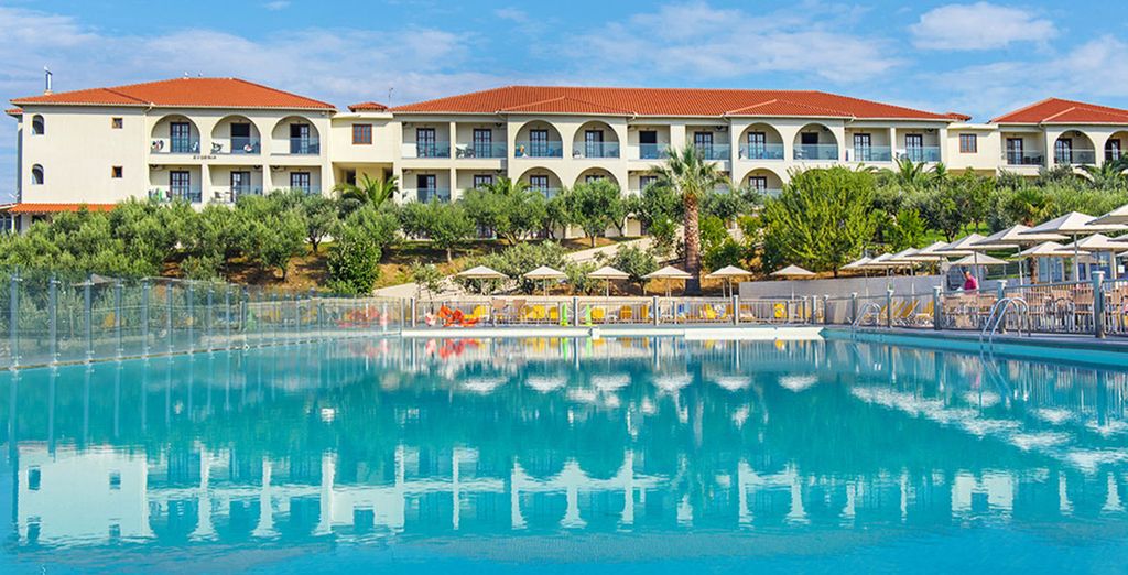 Akrathos Beach Hotel 4*