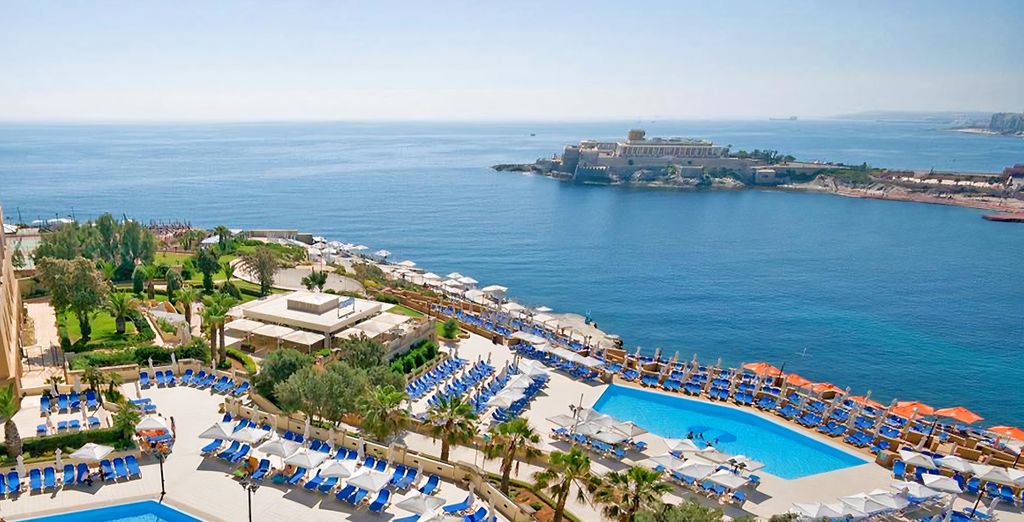 Hotel Corinthia St. George's Bay 5* 