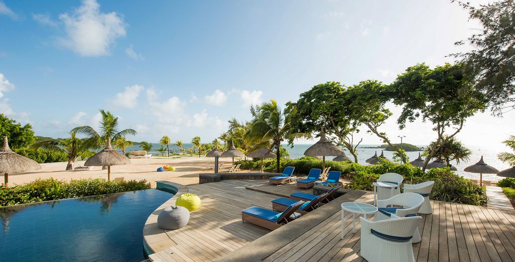Front de mer et transats du Radisson Blu Azuri Resort & Spa, sur la côte nord-est de l'île Maurice
