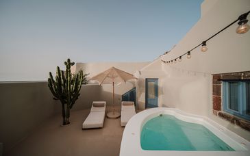 Luna Santorini Suites