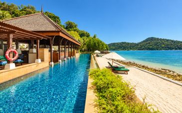 Combinado: Ritz-Carlton Kuala Lumpur 5*, AC Hotel by Marriott Penang 4*, Pangkor Laut Resort 5* con posible extensión en Singapur