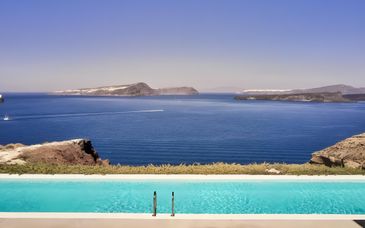 Duo: Royalty Suites Psyrri & Coco-Mat Hotel Santorini
