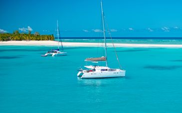 Duo: Exora Beach Hotel 4* & 3 night catamaran cruise