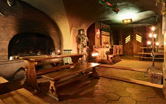 Ab 4 Nächten: Ein Abendessen in einer Mittelaltertaverne pro Person pro Aufenthalt