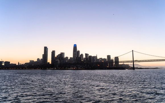 Schifffahrt bei Sonnenuntergang in der Bucht von San Francisco
