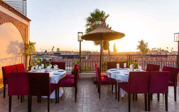 Tag 5: Ein Abendessen (ohne Getränke) in einem typisch marokkanischen Restaurant (inkl. Autotransfers hin und zurück) für Aufenthalte von 5 und 7 Nächten