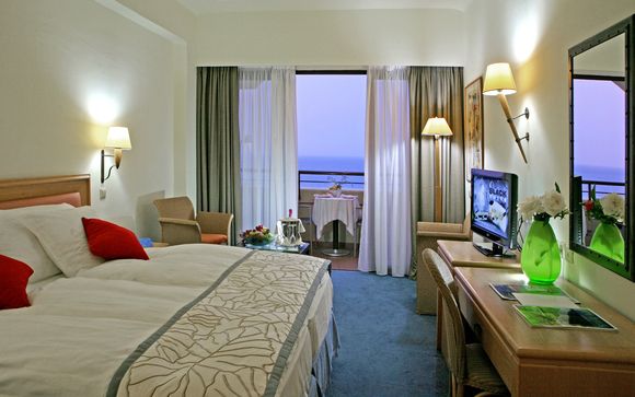  Amathus Beach Hotel 5*