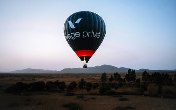 Vol en montgolfière au lever du soleil 