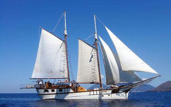 Croisière aux îles Eoliennes en voilier Sigismondo ou Combiné Croisière et hôtel 4* en Sicile
