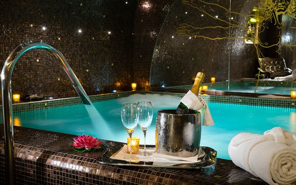 Flânez dans l'espace Spa avec piscine chauffée privatisé pour l'occasion...