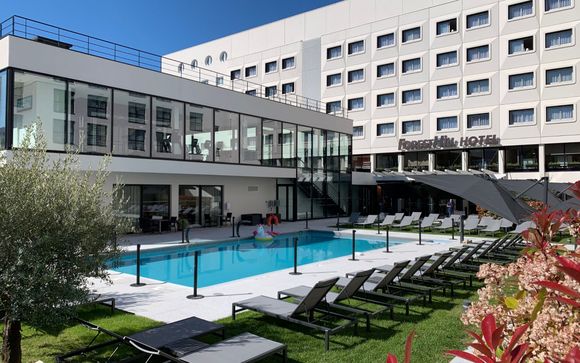 Appréciez votre accès inclus à la piscine extérieure chauffée...
