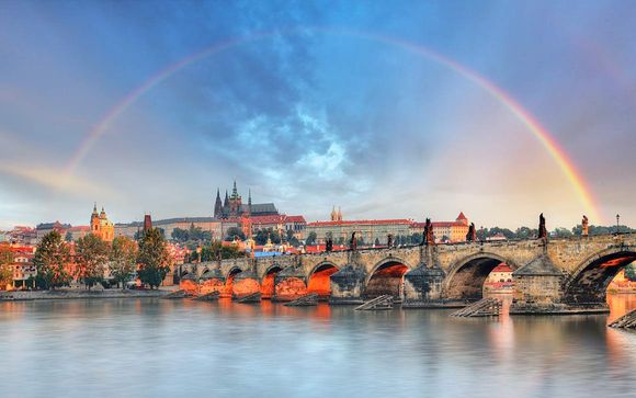 4* ai piedi del Castello di Praga e crociera sulla Moldava