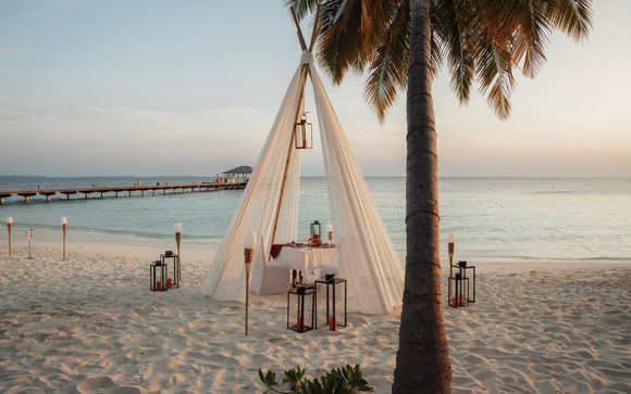 Een romantisch diner op het strand van buffetrestaurant Maakanaa