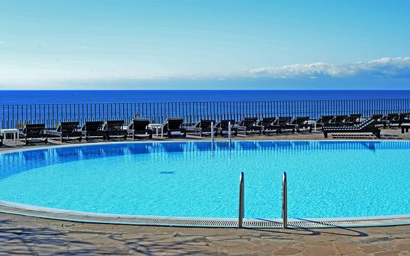 Oceanfront Hotel close to Historic Funchal