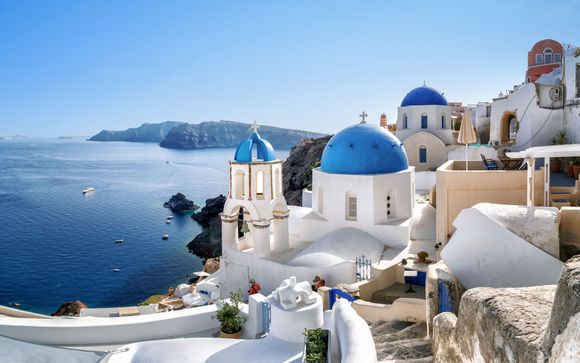 Vacanza alla scoperta dell'Egeo tra paesaggi bianchi e blu