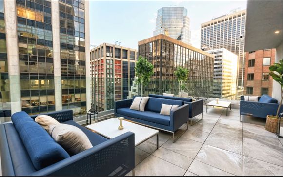 Luxe in hotel met panoramisch terras waar je uitkijkt op Lower Manhattan